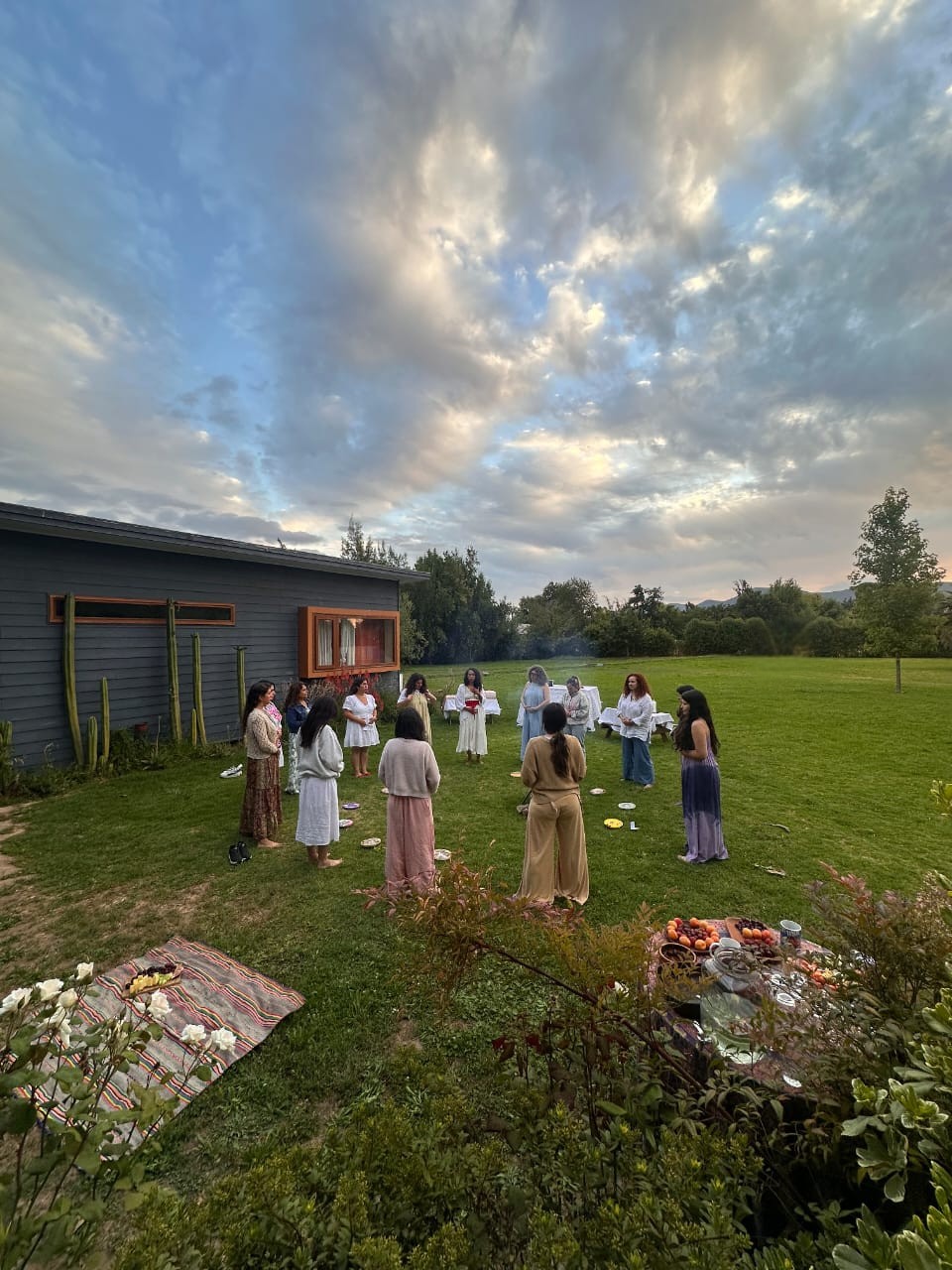 Encuentro presencial círculo de mujeres al atardecer